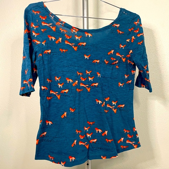 Anthropologie Other - Anthropologie 1/2 sleeve scoop neck blue top w/ orange fox pattern sz XL